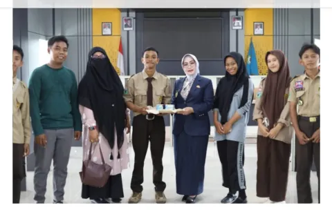 Terima Donasi untuk Korban Bencana Aceh dan Sumatra, Wabup Iriane Iliyas Apresiasi Kepedulian Siswa SMK Pertambangan Bungku