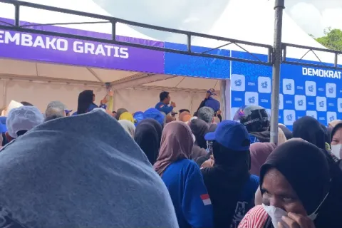 Ribuan Warga Morowali Antre Program Sembako Murah Demokrat