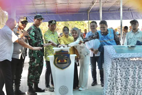 Warga Menui Kepulauan dan Pulau Paku Akhirnya Nikmati Listrik 24 Jam, Bupati Iksan: Mari Jaga Bersama